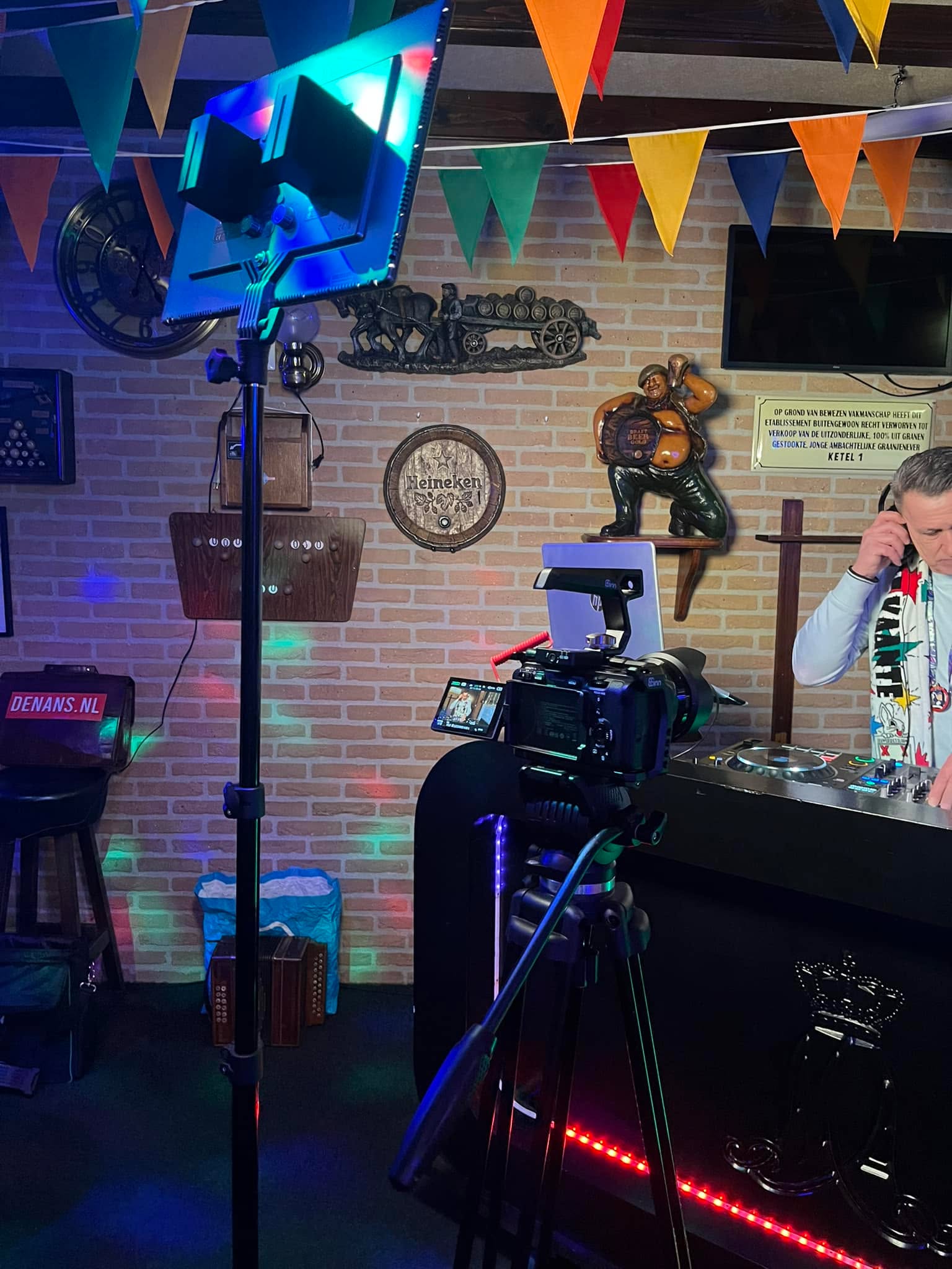 Vanfaag mochten we oppad voor de nieuwe videoclip van Hans van Aalst zijn jullie ook zo benieuwd naar de nieuwe carnavalskraker? Voor meer info www.jnrecords.nl