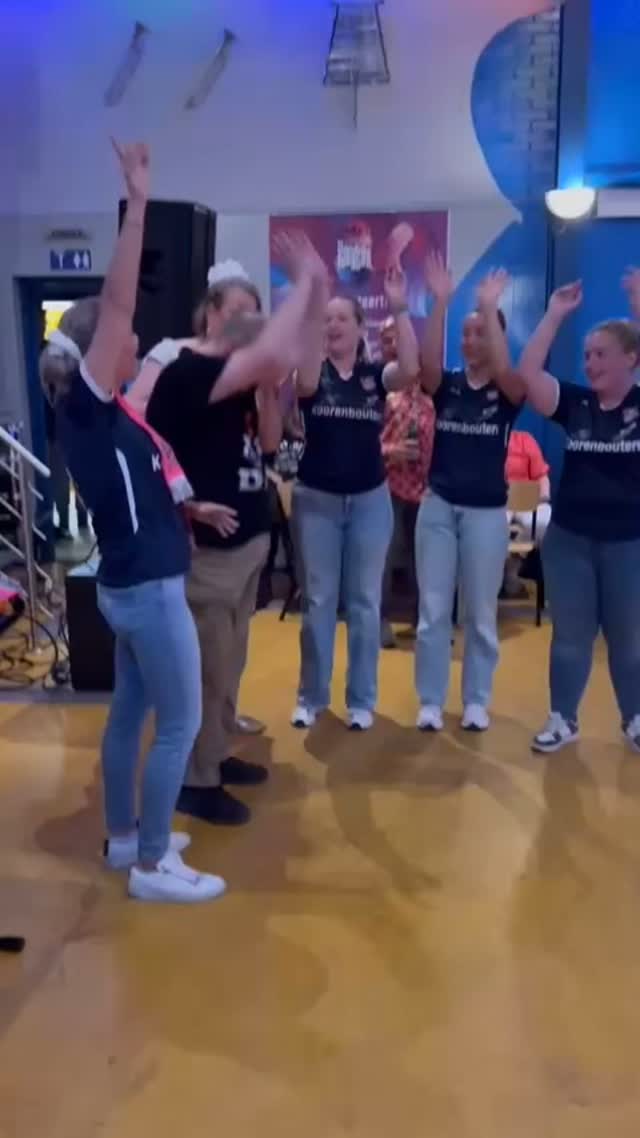 Zelfs op onze eigen verjaardag mochten we gezellig met onze @mel_en_den oppad naar Dordrecht waar ik een verjaardags groepsknuffel mocht ontvangen #geluidsverzorging #verjaardag #watbeniktocheenbofkont #dordrecht #Meiden #partytime🎉