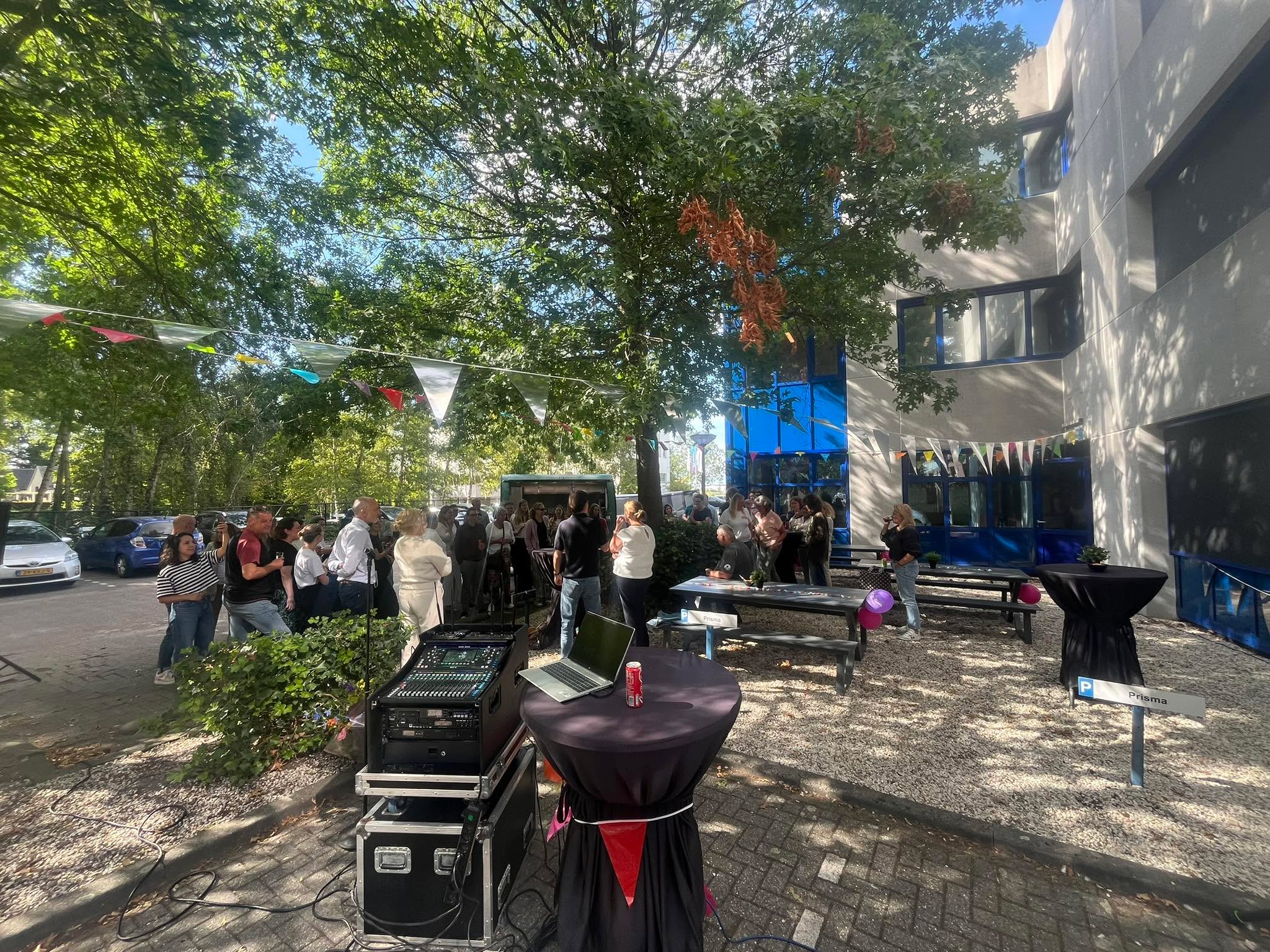 Op dit moment zijn we tegast op het hoofdkantoor van @wijzijnprisma om een gezellig muziekje teverzorgen na de verbouwing
#verbouwen #geluidsverzorging